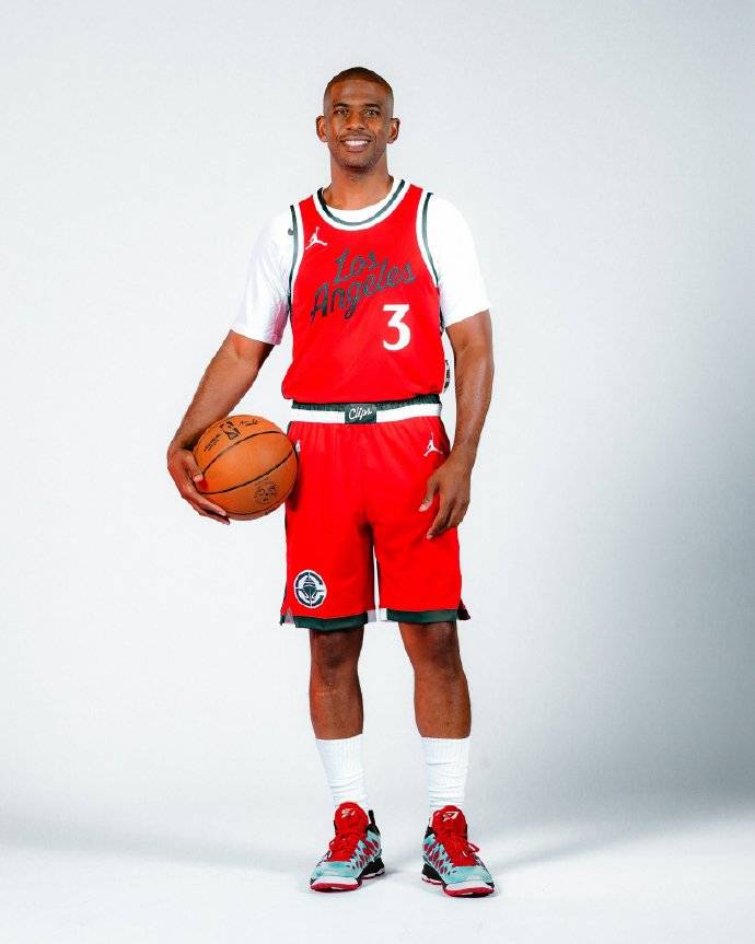 保羅出現(xiàn)在三號球衣中：淚水退回快船新聞發(fā)布會