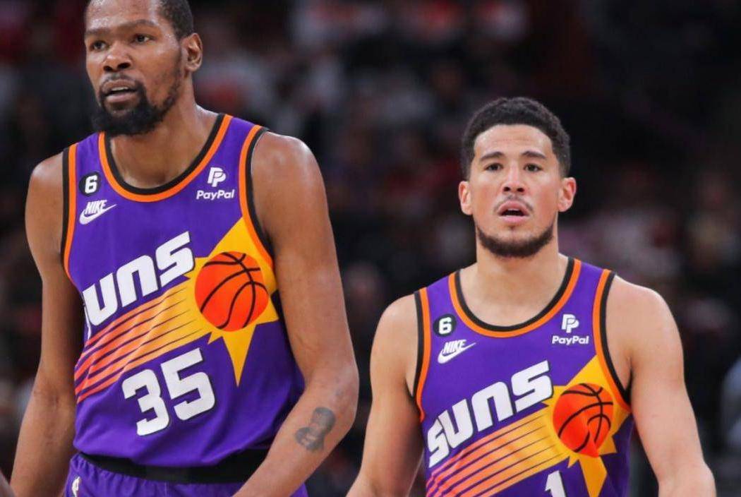 計算帳戶！布克續(xù)簽了1.45億元人民幣的合同 并解決了舊帳戶 并憤怒地責(zé)罵KD：我們是西方的第一名 然后加入火箭隊